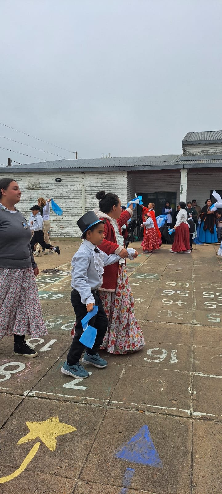 Estudiante bailando vestido de gaucho