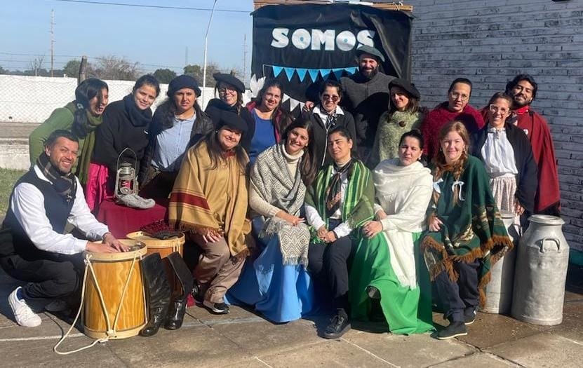 Docentes caracterizados para el Día de la Tradición